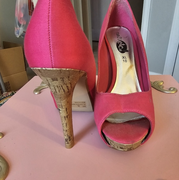 PINK HEELS - Picture 2 of 3